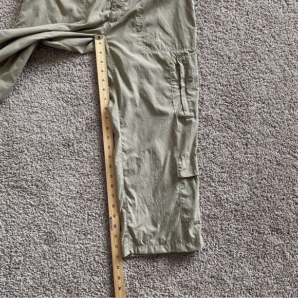 The North Face Capri Cargo Pants Womens Size 12 Khaki Lightweight Outdoor - Picture 12 of 12